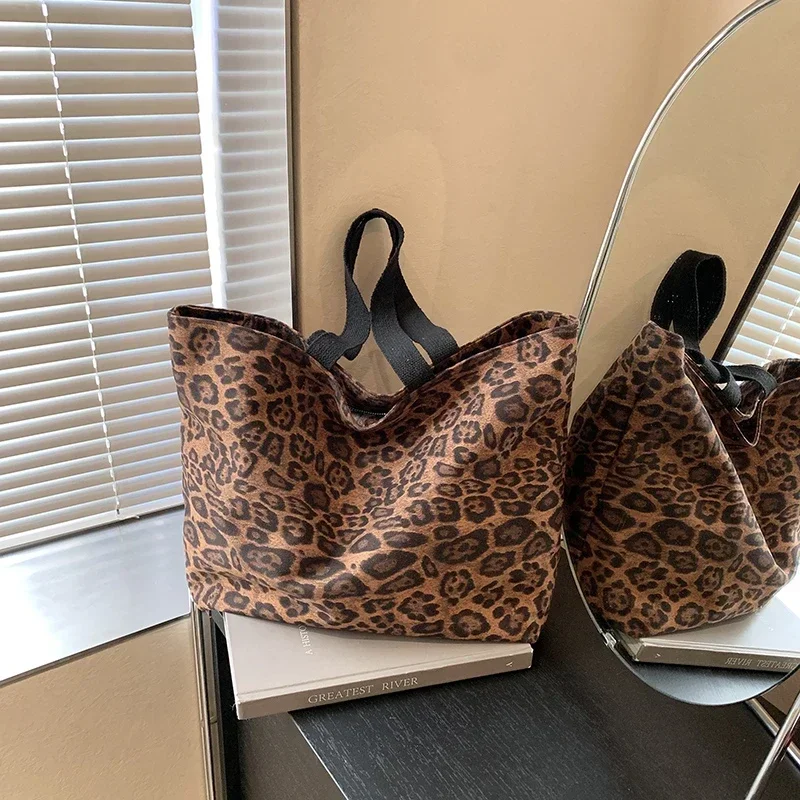 

Leopard Print Bag for Women Large Capacity Autumn and Winter Casual Single Shoulder Shopping Bag Versatile Commuting Tragetasche