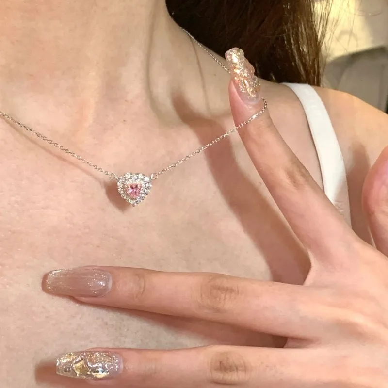 الفاخرة الخفيفة المتخصصة الراقية الشعور زهرة الجليد قطع الوردي الماس الحب قلادة عالية الكربون الماس الترقوة سلسلة بسيطة و ve