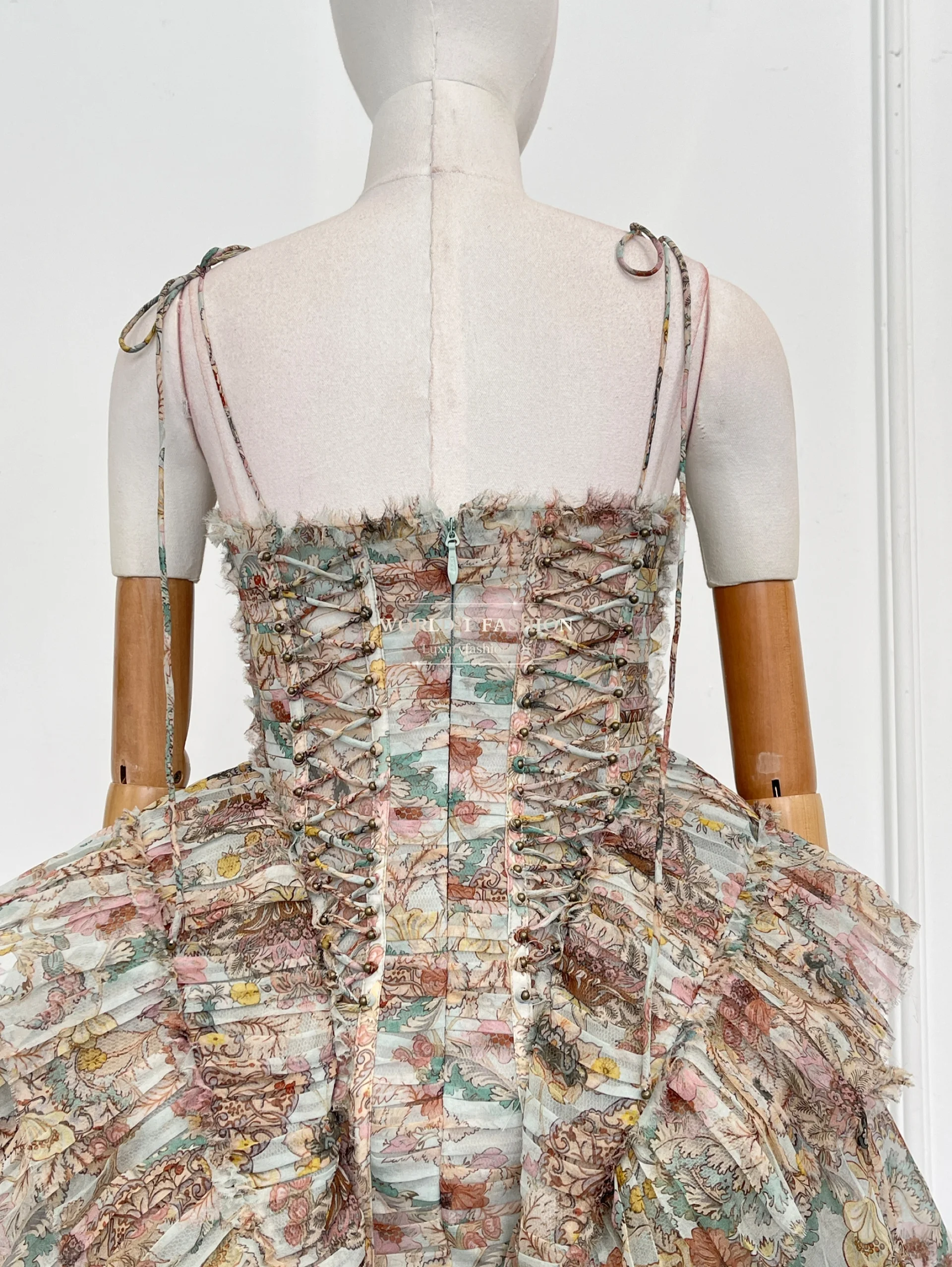 Damen-Minikleid mit mehrfarbigem Blumendruck, ärmellos, Rüschensaum, rückenfrei