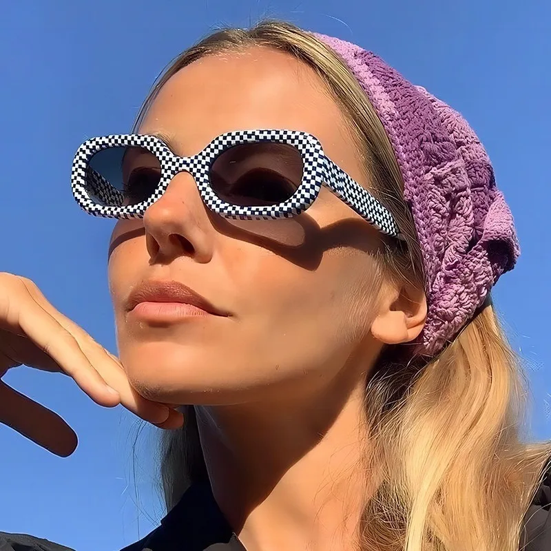 夏用オーバル型レディースサングラス、トレンディレトロファッション、ヒップホップデコレーション、クールなサングラス、メタルヒンジ付きレディースシェードアイウェア