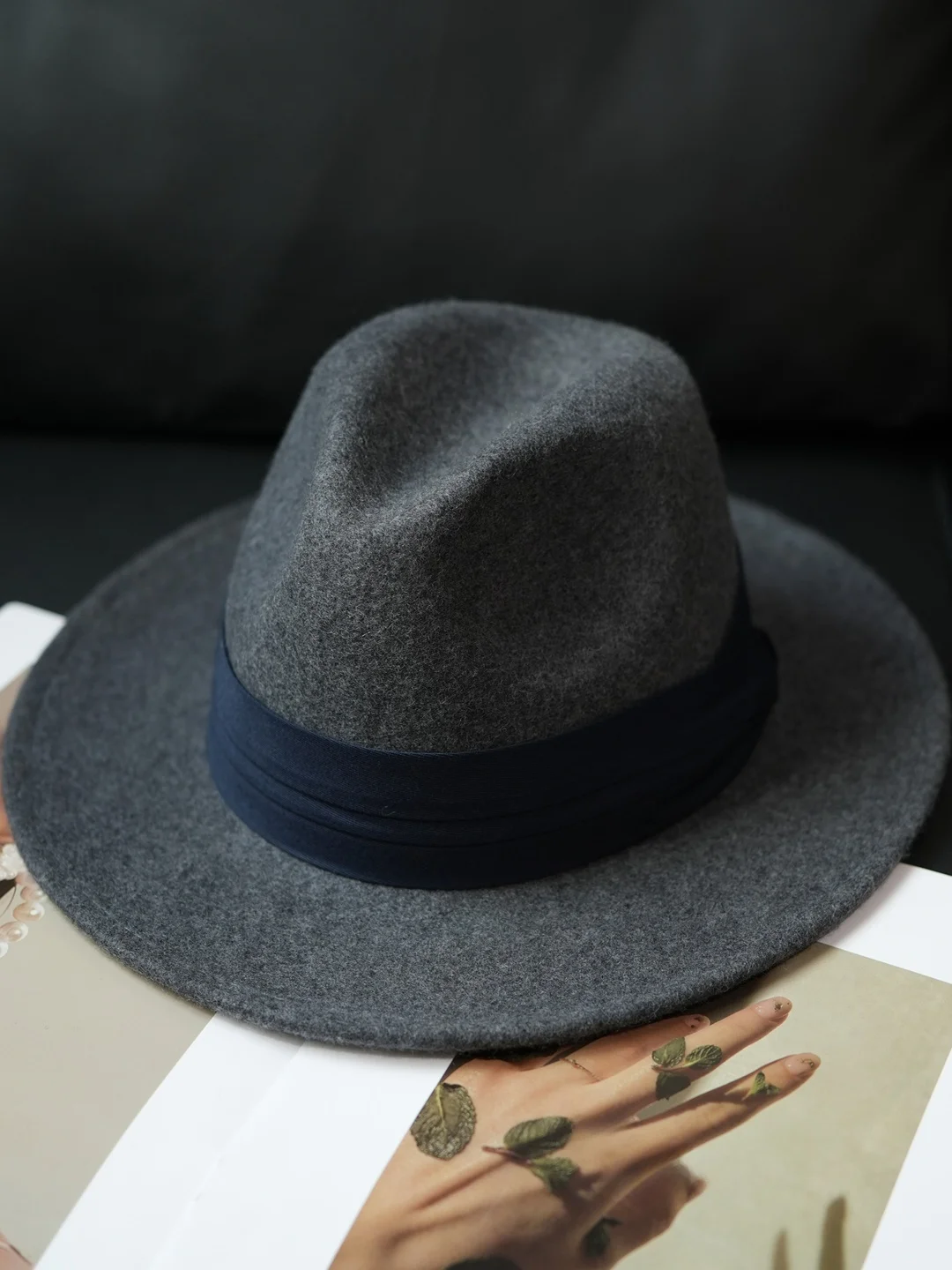 ファッショナブルなシンプルなディープグレーウールジャズパナマハット女性のスタイル冬カジュアルフラットつば帽子暖かく快適な調節可能なサイズ