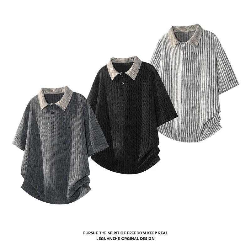 Men Contrast Plaid Collar Short Sleeve Polo Shirt Vertical Striped Textured Fabric Loose Fit Curved Hem Casual Daily Tee Top