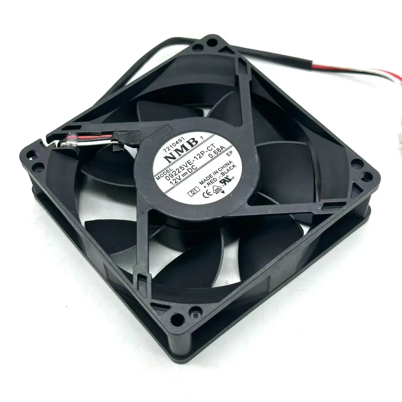 NMB-MAT 09225VE-12P-CT DC 12V 0.68A 3-Wire 90X90X25mm Server Cooling Fan