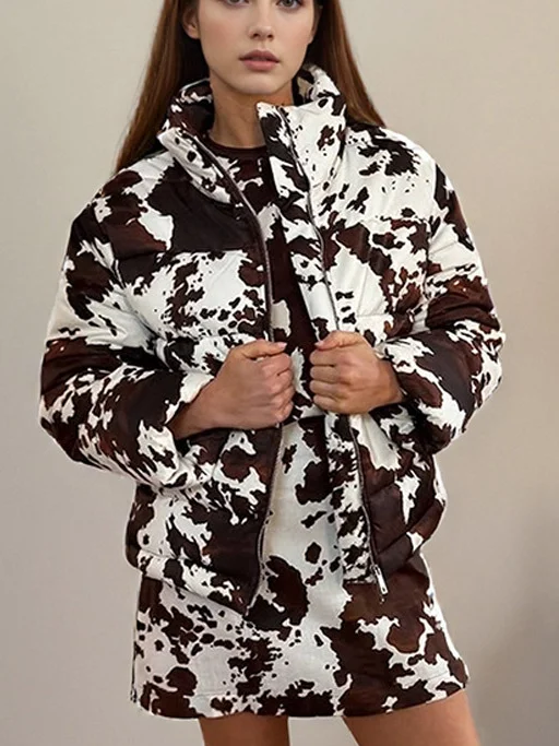 Krótka kurtka puchowa damska w krowie łaty, biała, z kaczym puchem, stójka, ocieplana, zapinana na zamek, ze sznurkiem, odzież śnieżna.