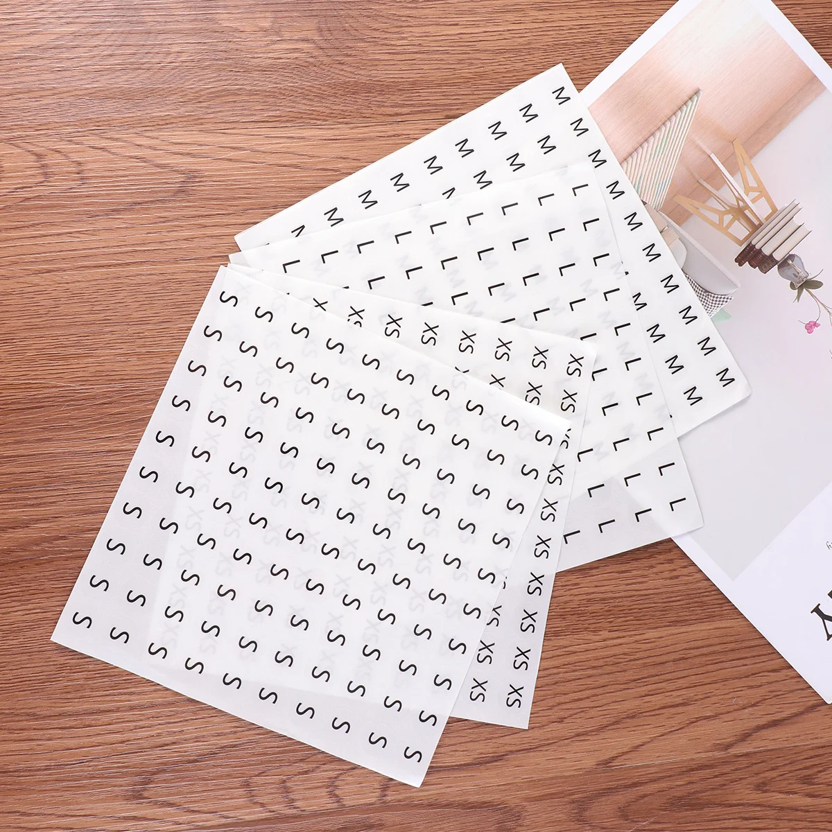 

1000Pcs Clothing Size Label Sticker Xs S M L Round Shape Black White Easy Stick Barcode Address Shipping Labels for Cloth Shoes