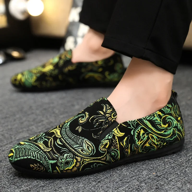 2026 Men's Popular Bean Shoe One Foot Lazy Shoes Versatile Breathable Casual Driving Cloth Footwear Street Style Flower Patterns