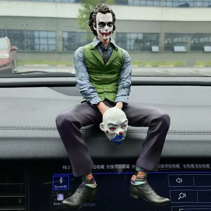 Figuras de postura sentada de Joker Heath Ledger, decoración de techo de 16CM, muñeca de coche, colgante de cola y techo, modelo de estatua, juguetes coleccionables