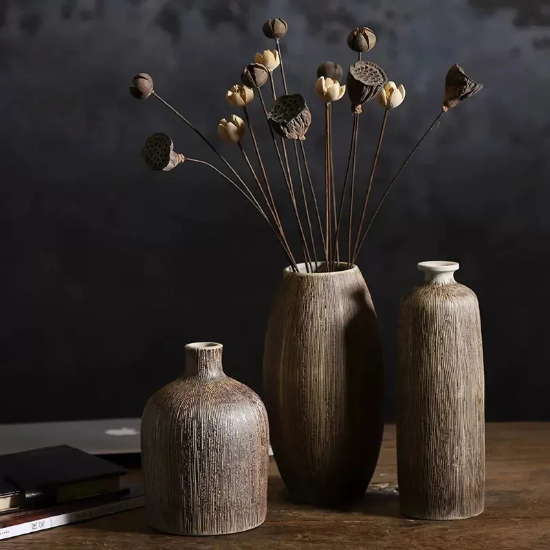 造花、フェイクフラワー、人工花、ヴィンテージドライフラワーアレンジメント、装飾品用の小さな陶器の花瓶。