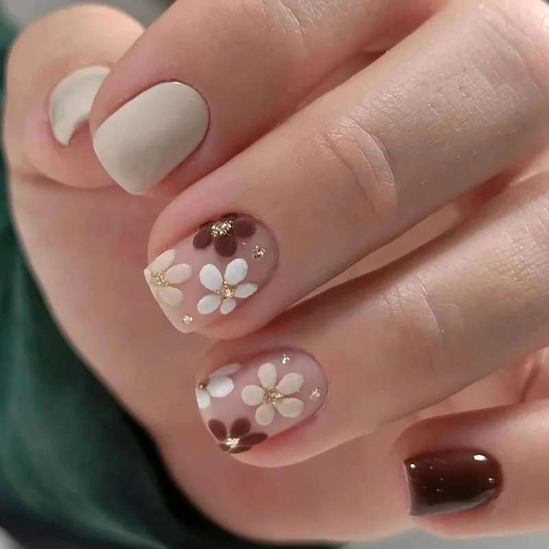 24pcs Wearable False Nails Press on Simple Flower Short Square Nails Tips Brown Full Cover Nail Sets Fake Nail Finished Manicure