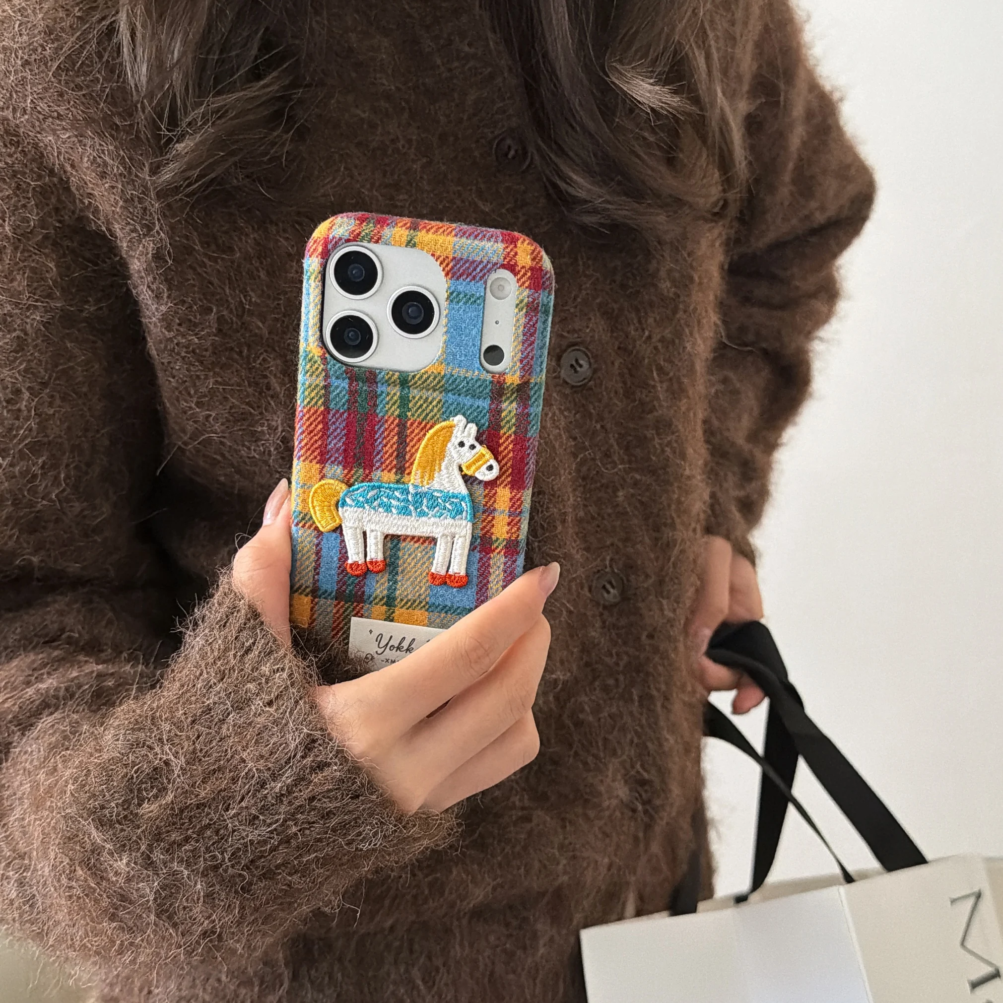 ثلاثي الألوان الربط التطريز منقوشة الكرتون المهر آيفون 17 برو ماكس 16 15 14 زائد لينة شتاء دافئ فروي غطاء