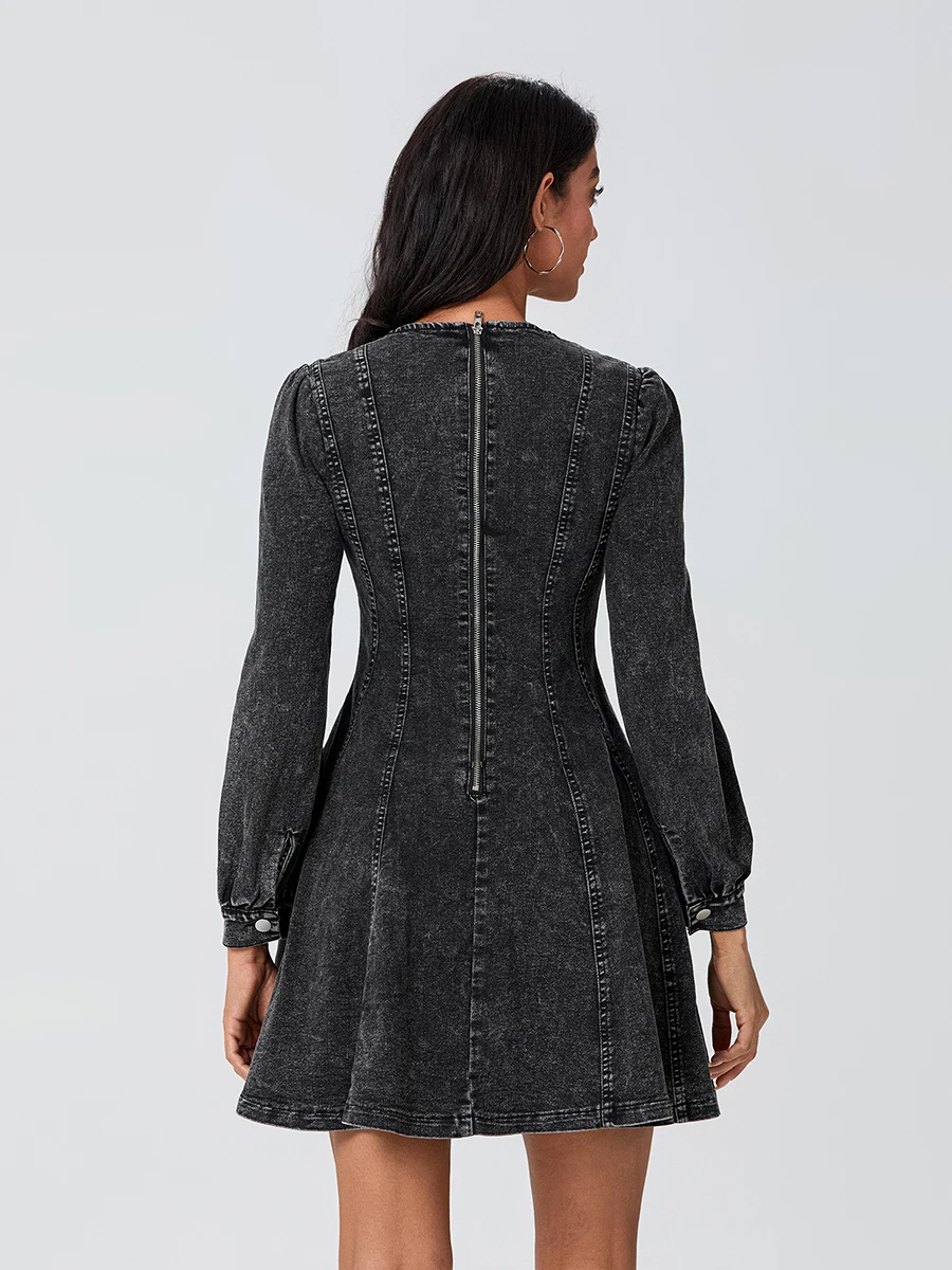 Vestido jeans feminino elegante de outono com mangas compridas, gola redonda e cintura smockada – minivestido evasê elegante em cor sólida