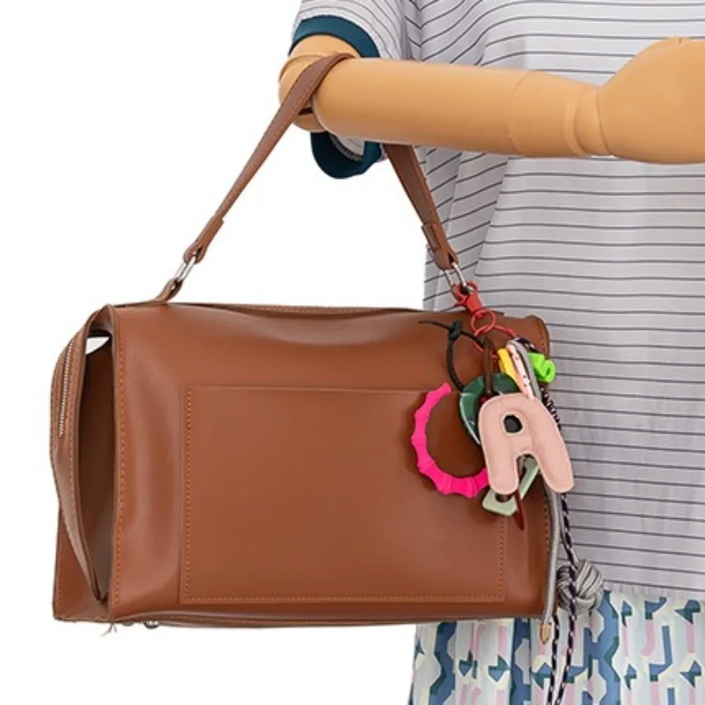 Porte-clés en cuir PU avec lettres anglaises majuscules, décor de sac à dos, combinaison de nom et de lettre, pendentif, cadeau de Couple haut de gamme