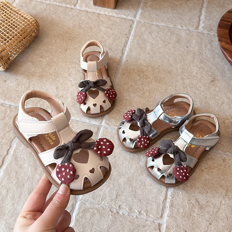 

Детские сандалии с закрытым носком, с клубничным бантом, летние, с вырезами в форме сердца, для девочек, на плоской подошве, повседневные, для улицы, пляжа, школы