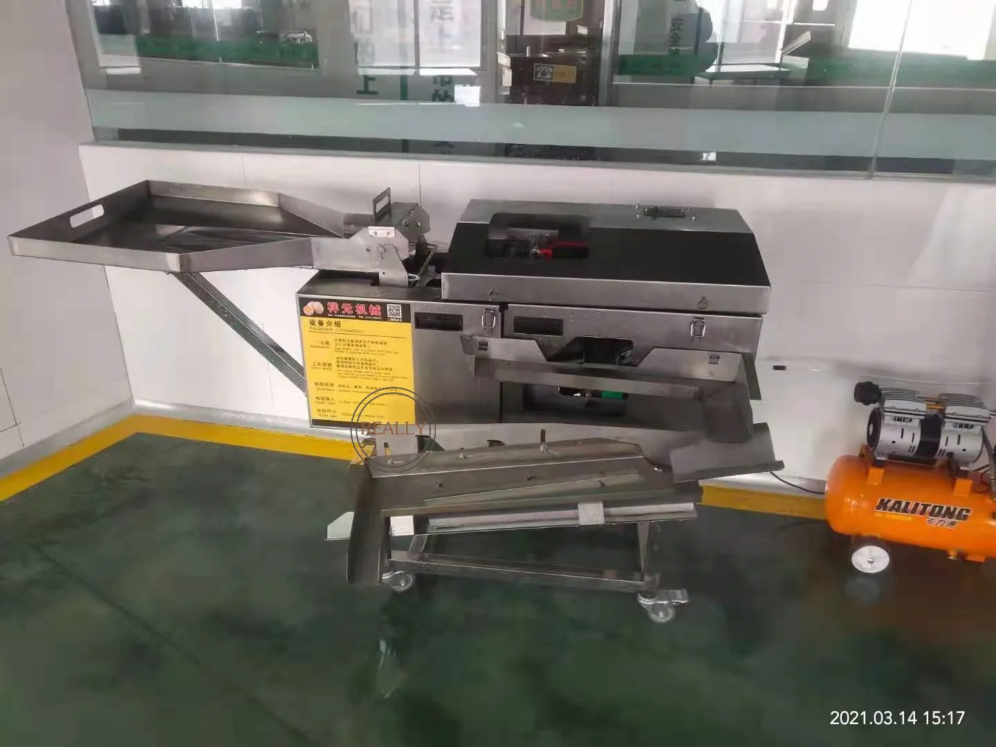 آلة فصل صفار البيض البيض الأبيض الأوتوماتيكية من الفولاذ المقاوم للصدأ فاصل البيض