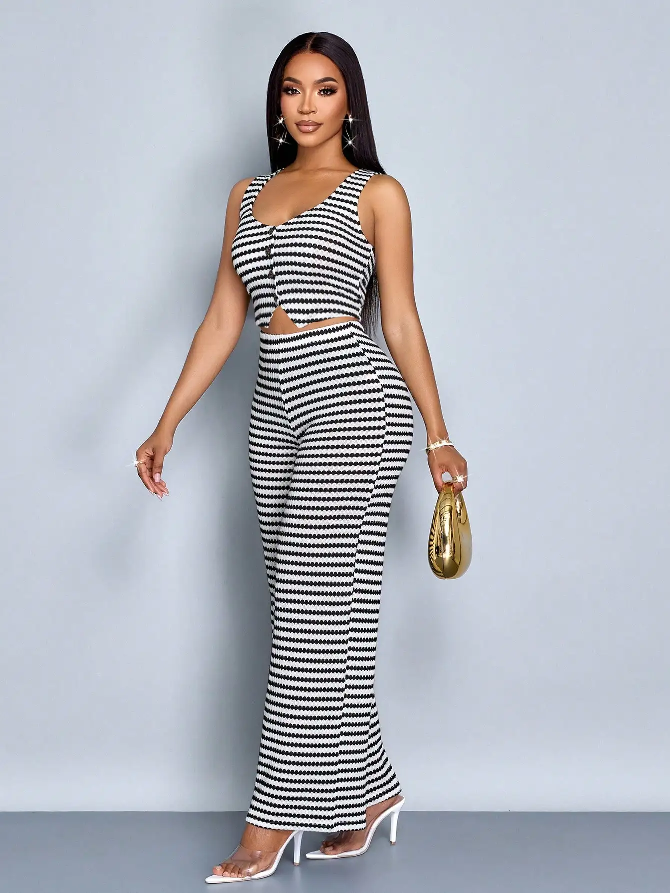 

Женский комплект: укороченный топ без рукавов в полоску с V-образным вырезом на пуговицах и брюки с высокой талией