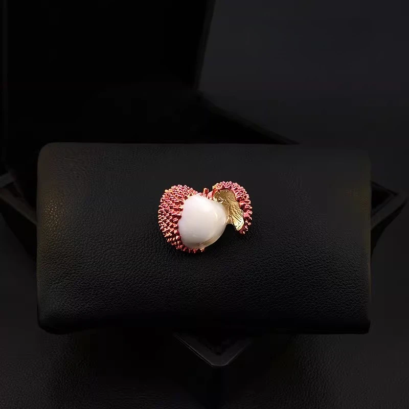 

Cute Lychee Brooch High-End Sparkling Vibrant Red Enamel Lapel Pin Women Suit Stylish Fashion Accessory for Daily Party Gifts