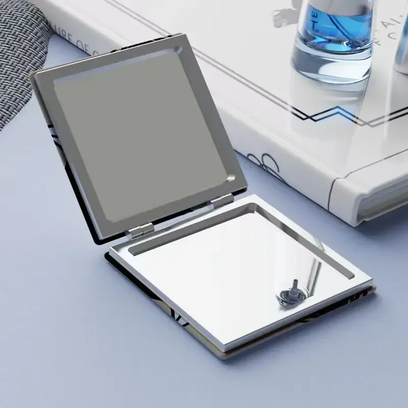 Dance Mini faltbarer tragbarer doppelseitiger hochklappbarer PU-Schminkspiegel Normaler und vergrößernder Spiegelkamm mit magnetischer Absaugung