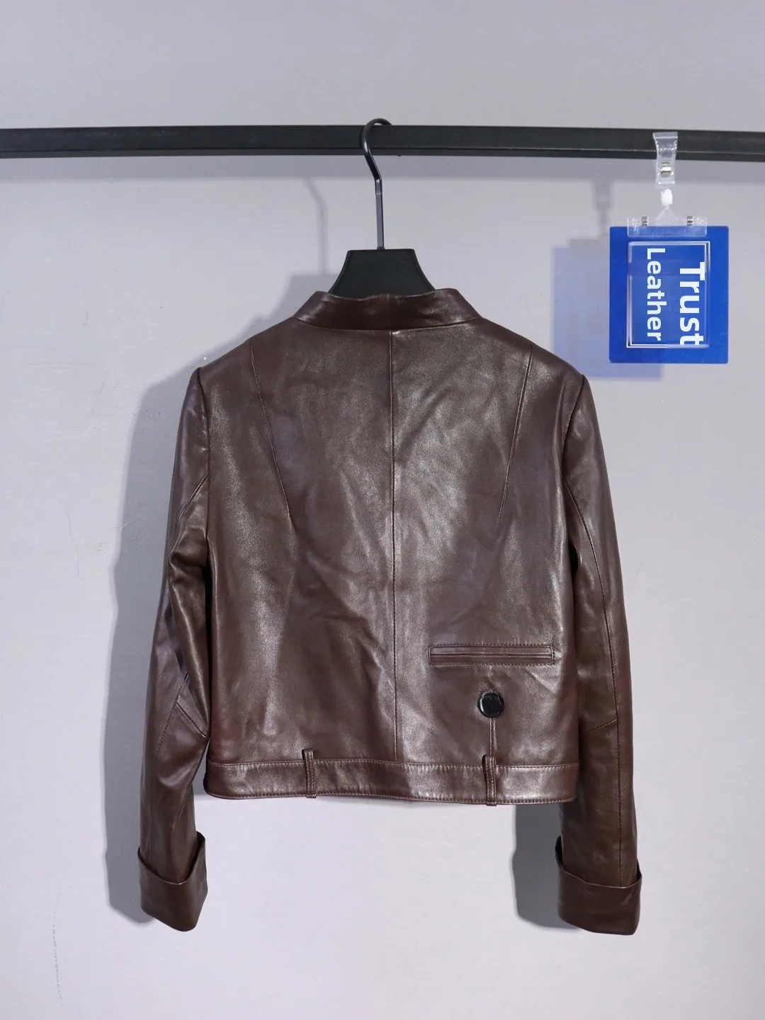 جاكيت نسائي أنيق من الجلد الطبيعي، تصميم عصري بأكمام طويلة وياقة على شكل V، معطف قصير متعدد الاستخدامات بأسلوب عملي #1