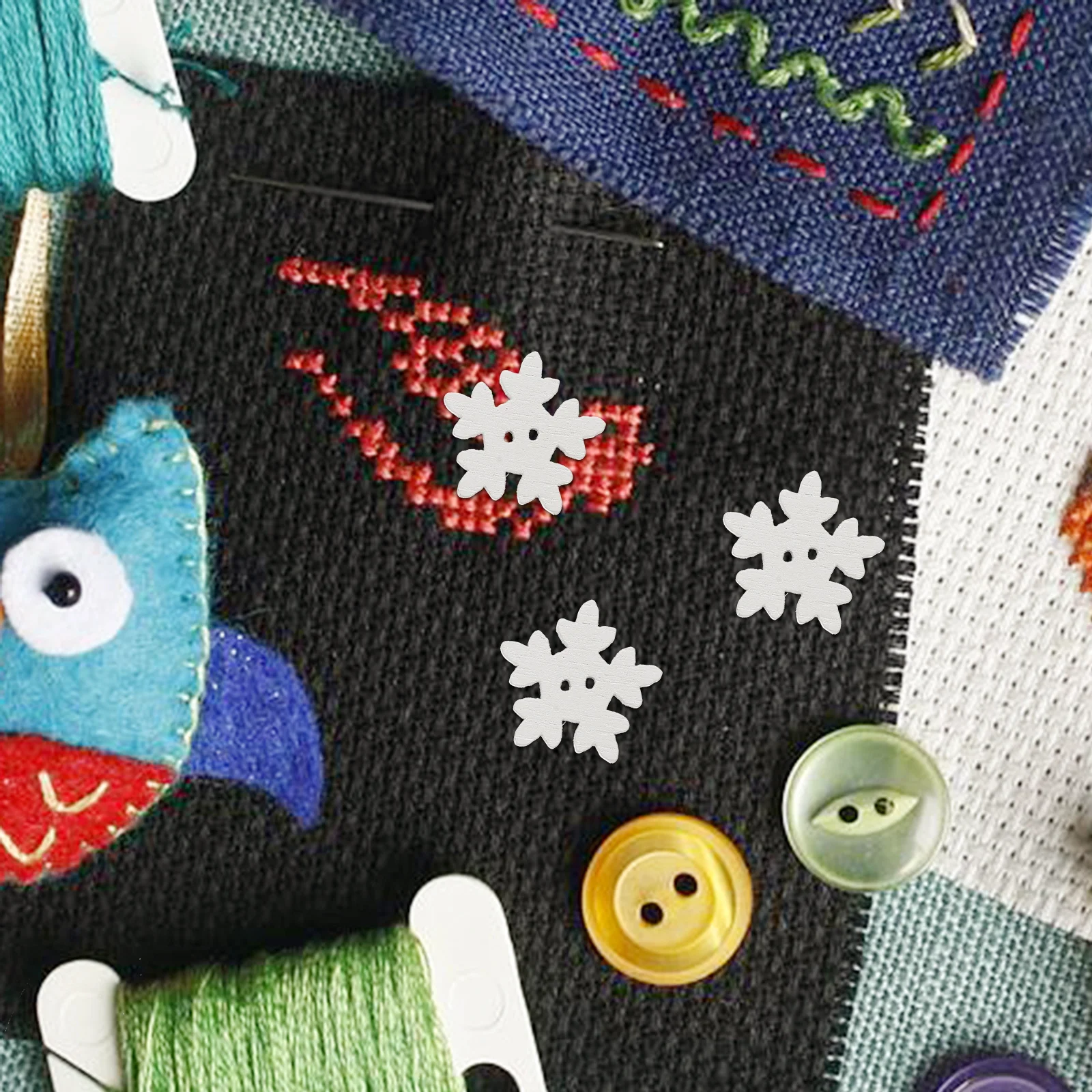 

50Pcs Snowflake Buttons 18mm Christmas Wooden Decoration Exquisite Workmanship Festive DIY Material Snowflake Button