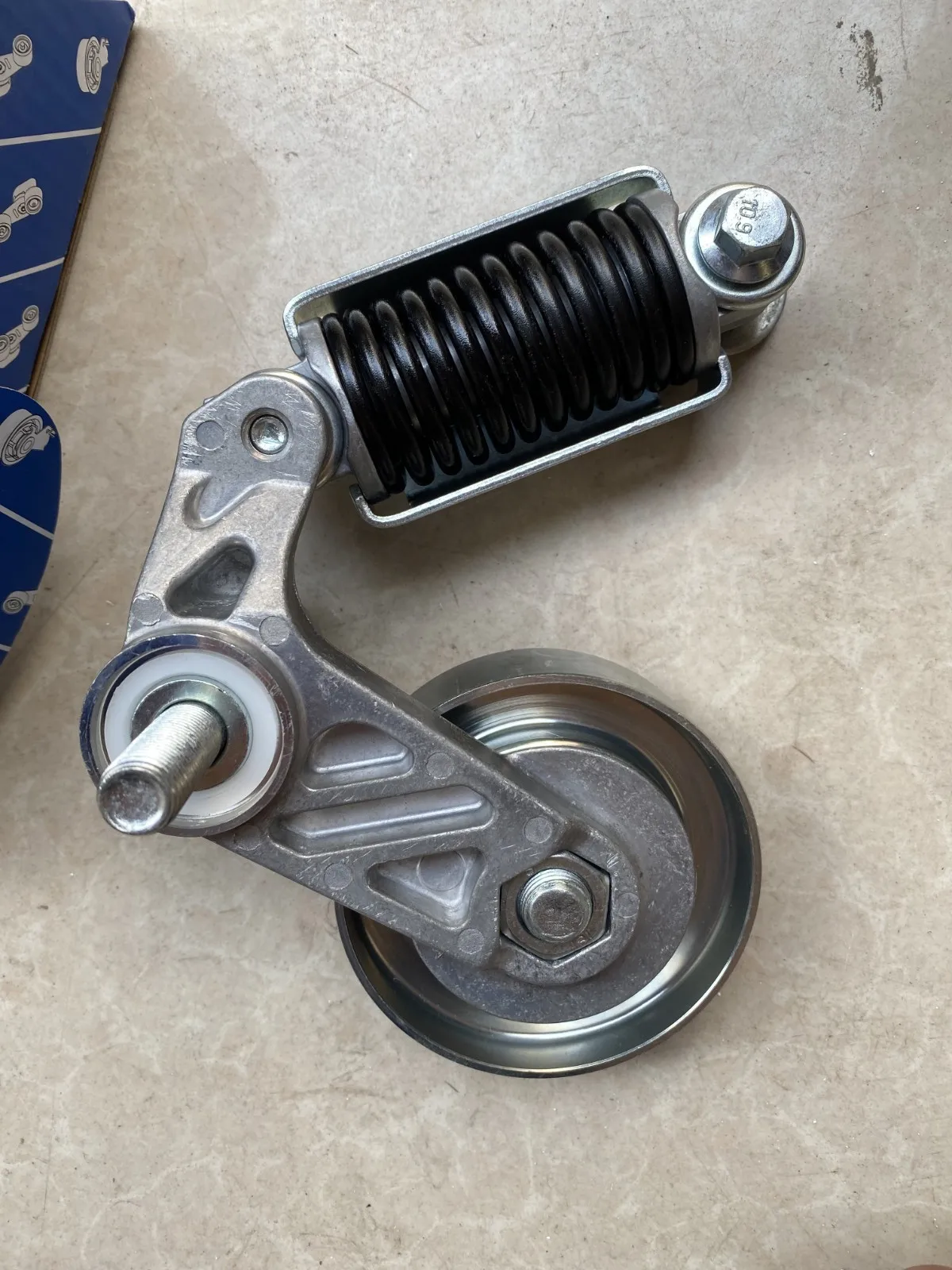 FIT FOR HINO 700 PROFIA TRUCK ENGINE BELT TENSIONER