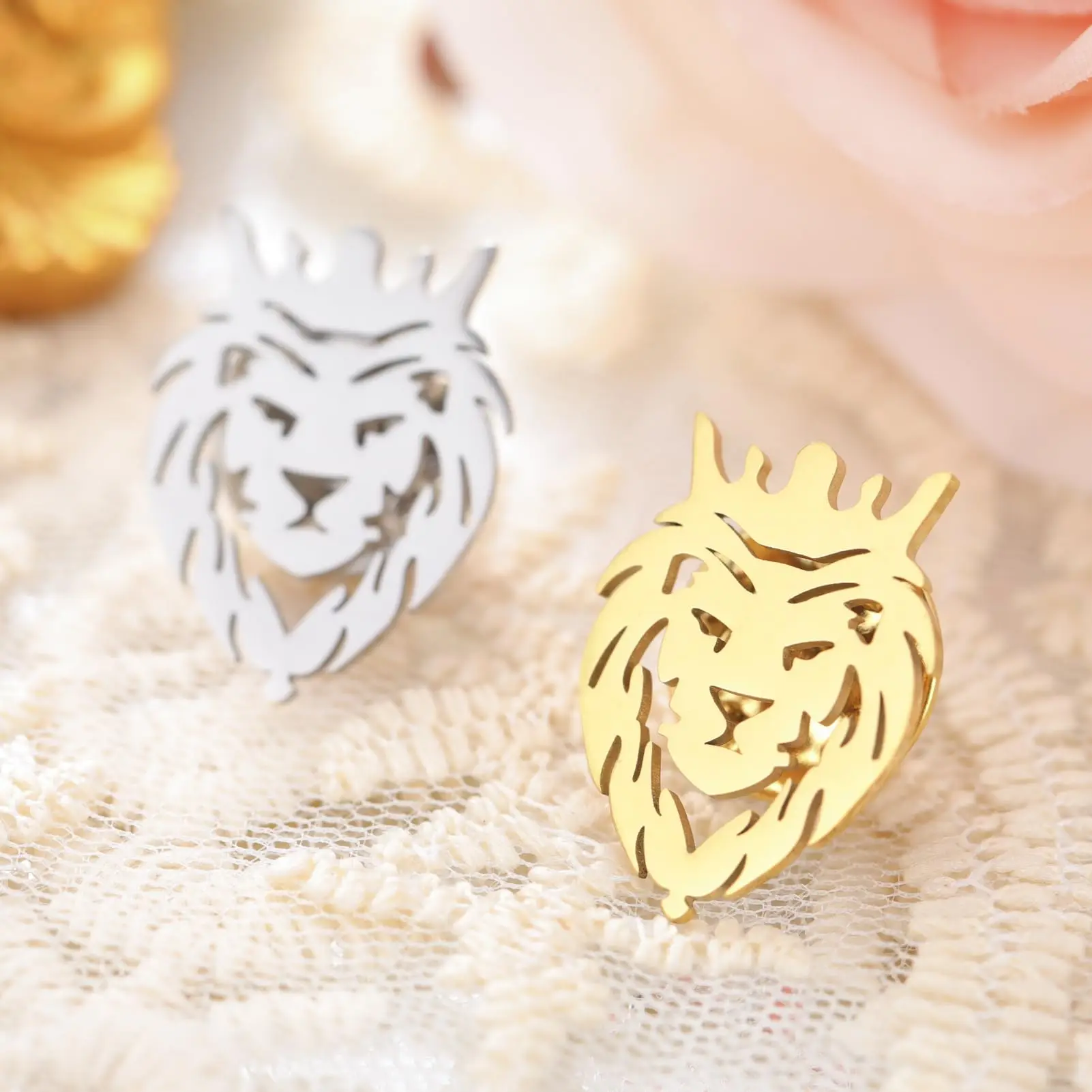 Dreamtime León con rey corona broche alfileres para hombres Punk Animal broche de acero inoxidable alfileres hebilla de corbata joyería de moda Punk Rock