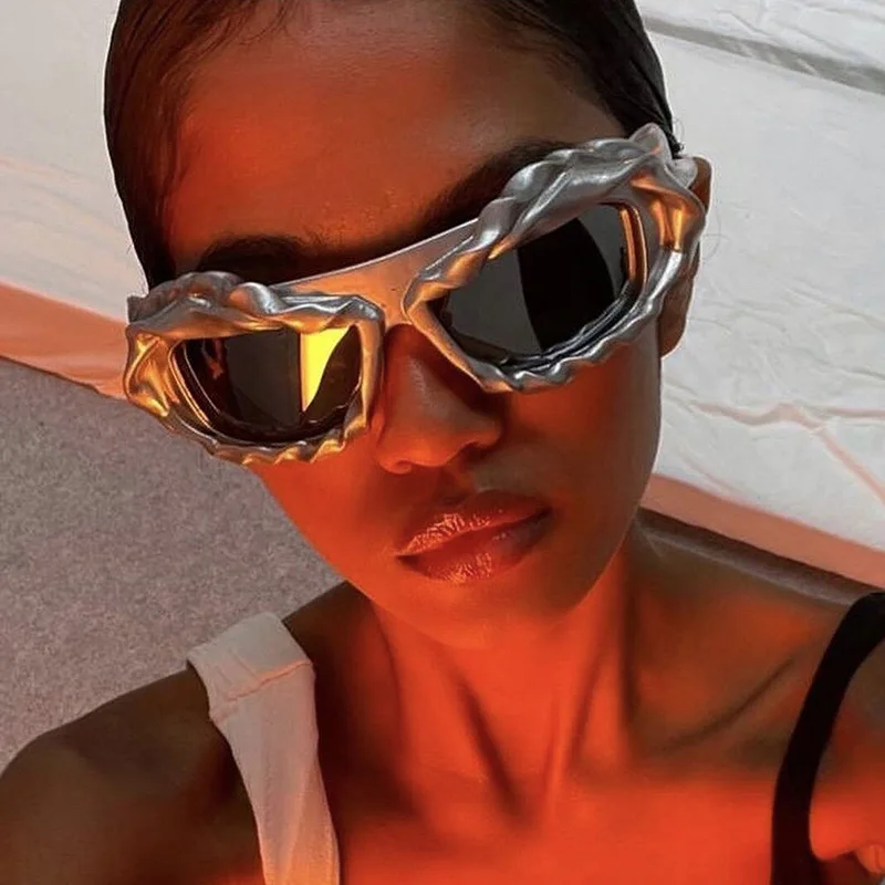 Einzigartige Hip-Hop-Y2K-Sonnenbrille für Damen und Herren, neue Sport-Sonnenbrille mit gedrehtem Design, Party-Sonnenbrille für Frauen, silberne Retro-2000er-Brille – Detail 2