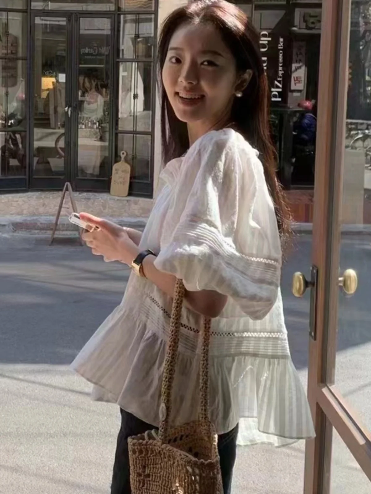 Elegancka bluzka damska w stylu vintage z ażurowym wzorem, bufiaste rękawy, wyszczuplająca, biała, luźna, w stylu koreańskim, z bufiastymi rękawami typu lampion.