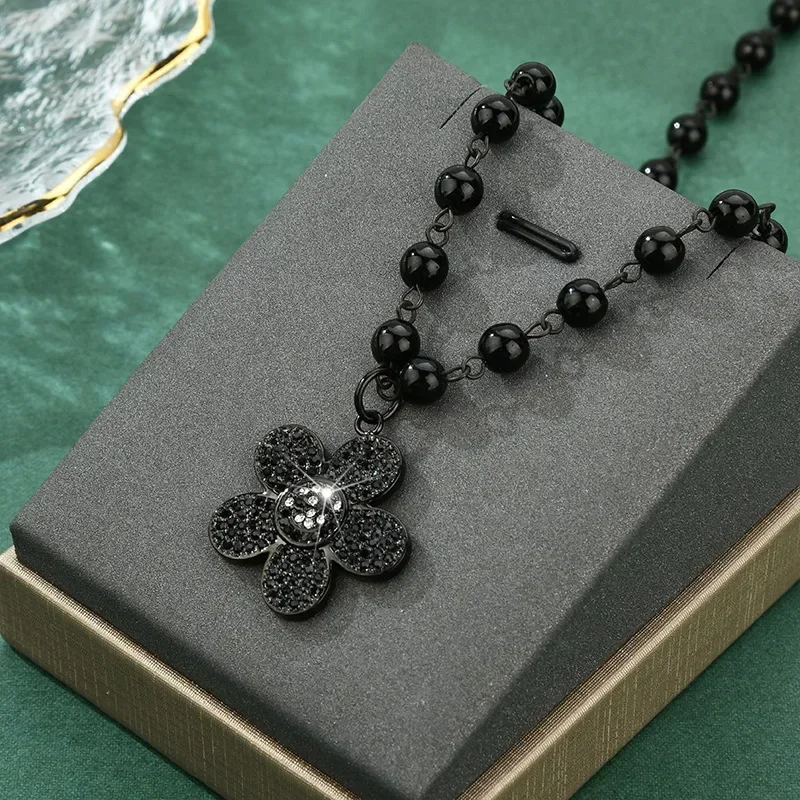 

Black daisies, colorful beaded women's necklace, classic women's collarbone necklace