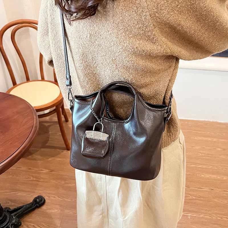 Deluxe retro texture light luxury handbag Fashion retro underarm crossbody shoulder bag soft leather handbag