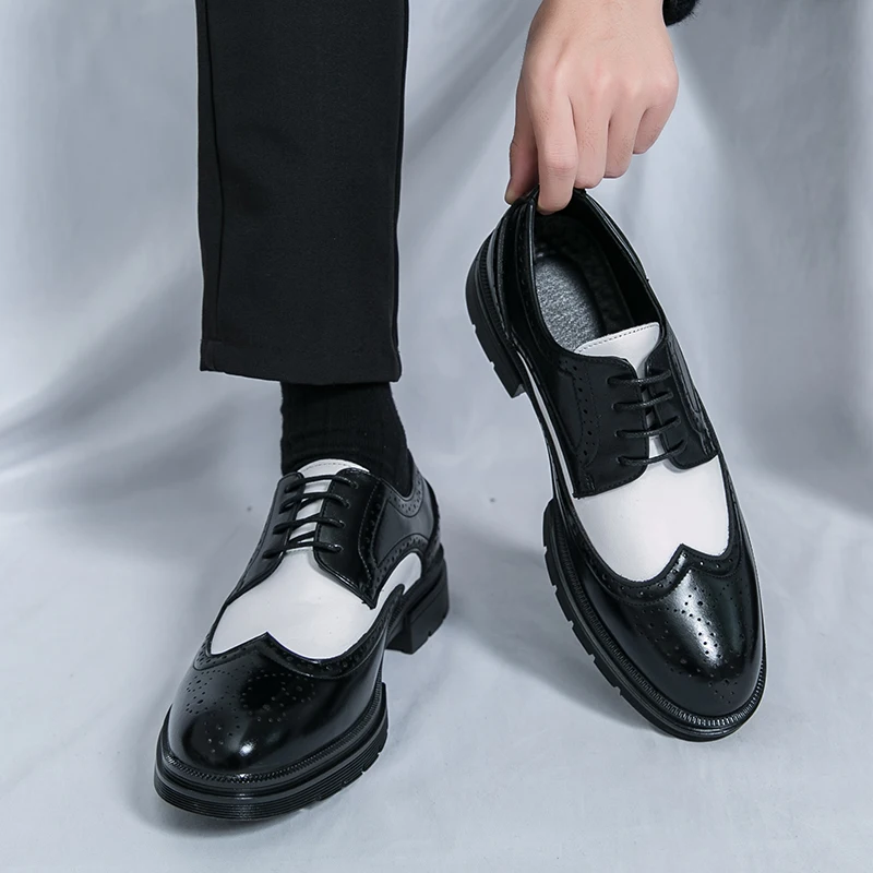 

The new color-blocked brogue leather shoes are a fashionable British-style business formal casual shoe trend for men