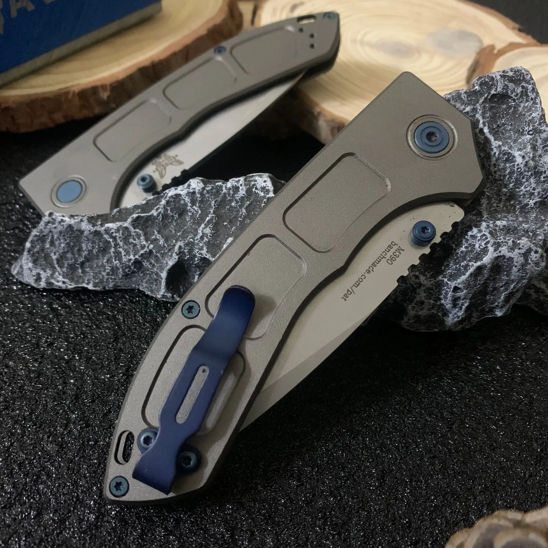 التكتيكية BM 748 الضيق سكين للفرد 3.43 "M390 الساتان الأزرق لهجات في الهواء الطلق EDC أداة قطرة نقطة شفرة رمادي مقابض التيتانيوم