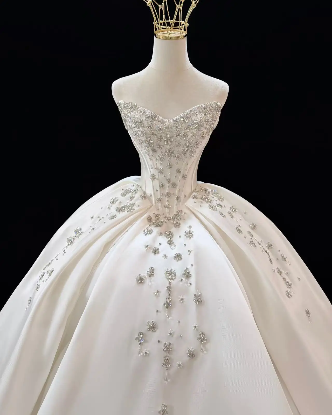 Strapless Sweetheart Satin Ball Gown Wedding Dress Sparkly Rhinestone Beaded Appliques Bridal Gown Lace‑Up Back Custom Dress