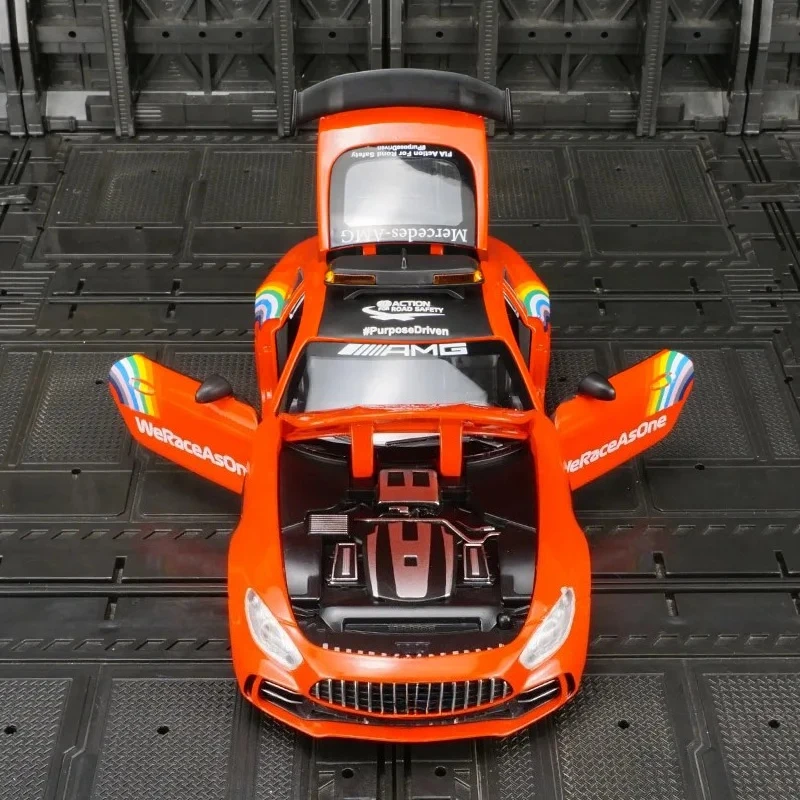 1:24 Mercedes GTR carro de segurança de corrida, portas de modelo de carro de liga e porta-malas do capô do motor podem ser abertas tem funções de som e iluminação