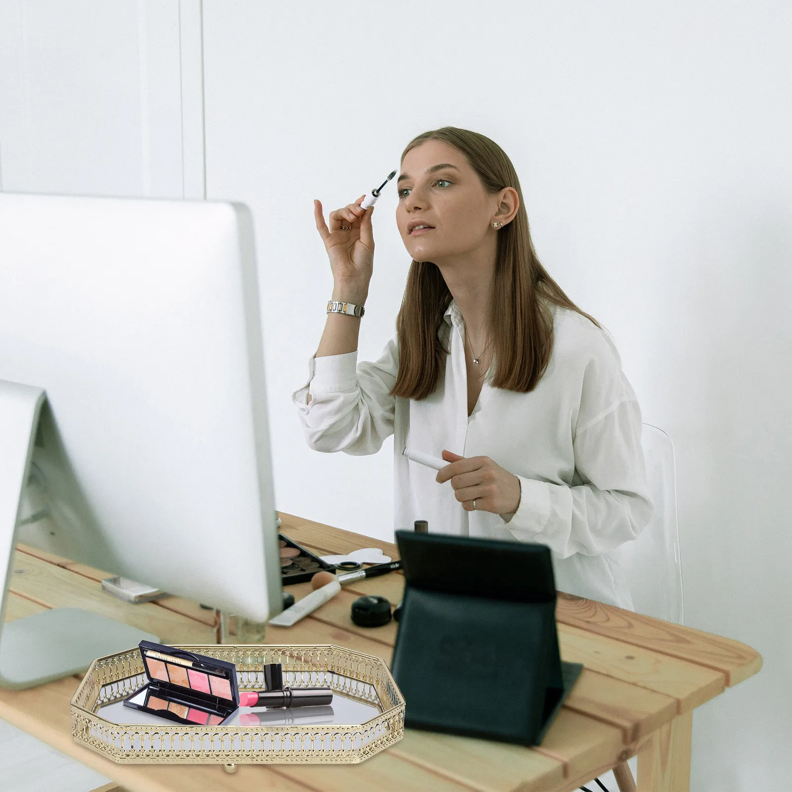 

1 шт. Изысканный железный поднос-зеркало в скандинавском европейском стиле с полой рамой и высококачественной отражающей поверхностью для украшений