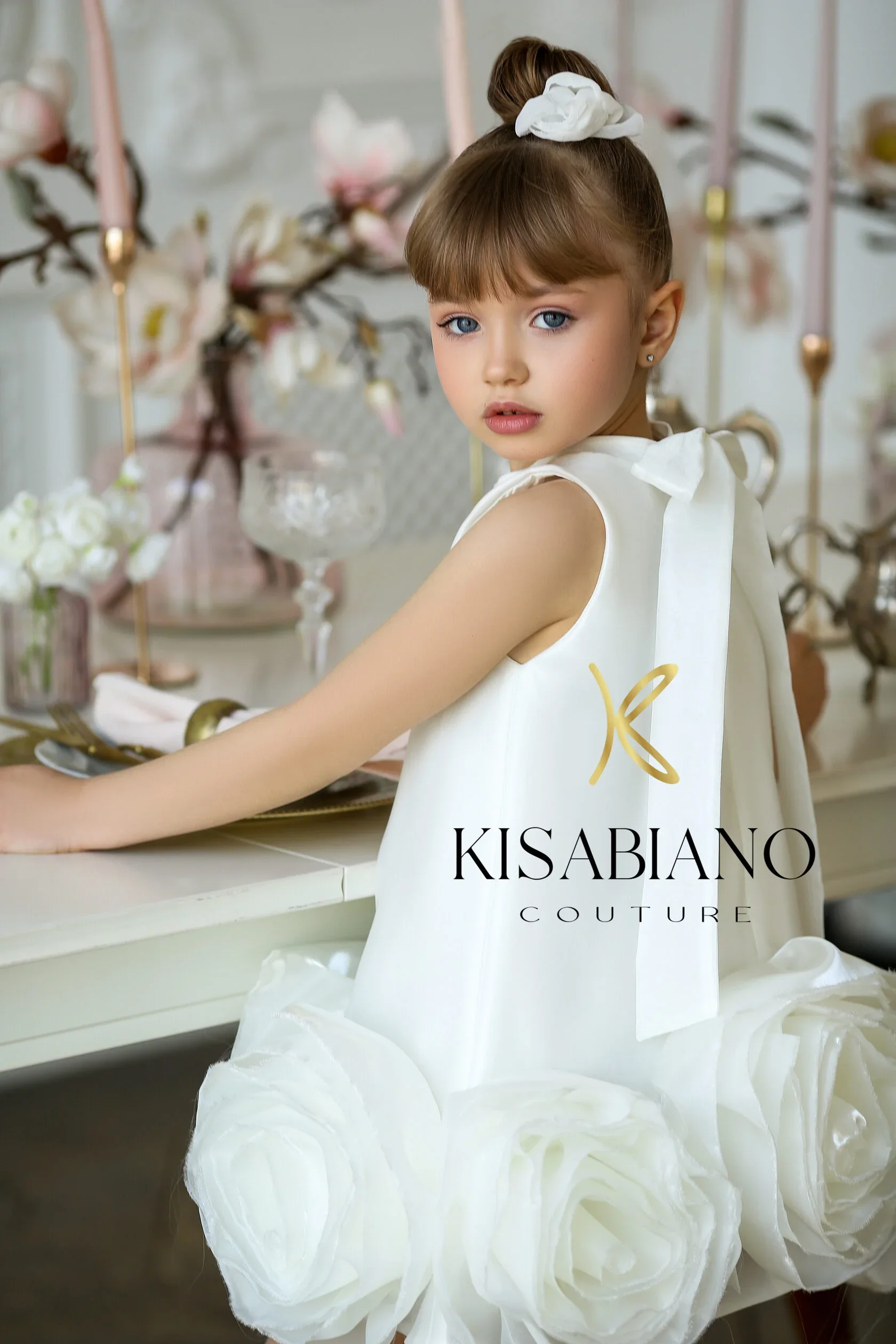 カスタマイズされた白いフラワーガールのドレス結婚式のための女の赤ちゃんの誕生日ドレス手作り花初聖体ドレス