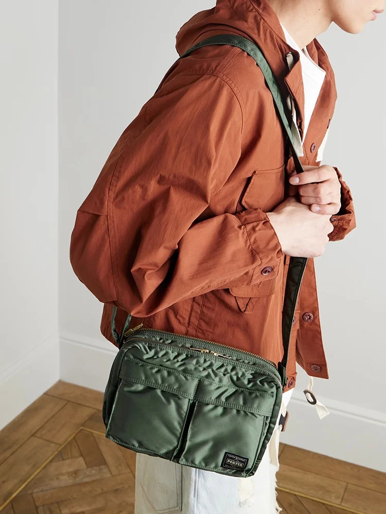 

Классическая сумка-мессенджер из блестящего нейлонового тафты с двойной молнией, эмблемой и нашивкой, в стиле Street Cool Sle