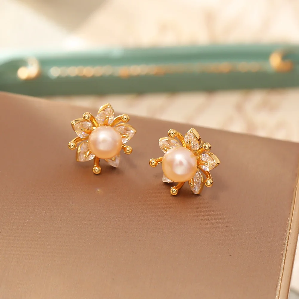 

Fashionable and exquisite zircon earrings, high-end and elegant earrings, niche light luxury silver needle commuting earrings