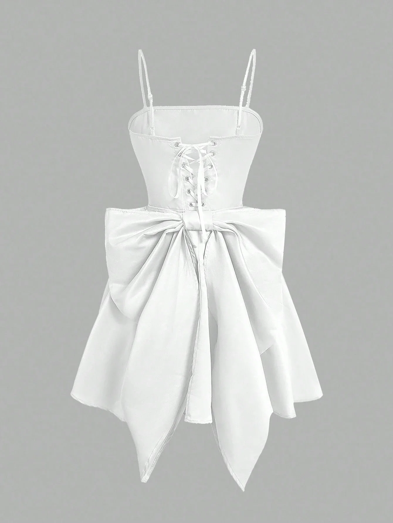 

Белое однотонное мини-платье с декоративным бантом-бабочкой, на тонких бретелях, приталенное и расклешенное.