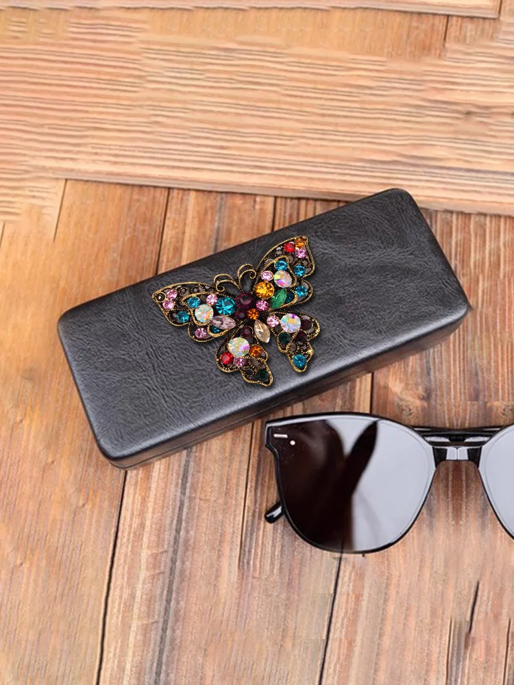 

Women's Simple Personality Eyewear Case Faux Leather & Velvet Quadratura Decor, Crystal & Pearl Style