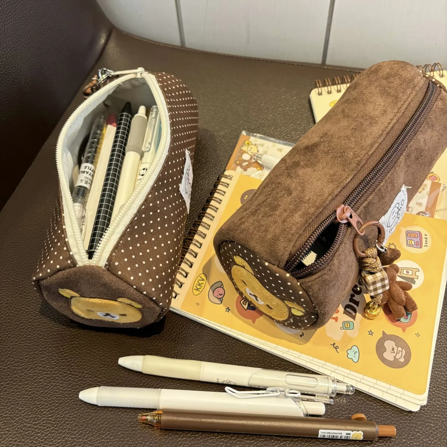 Rilakkuma Oolnnnq Federmäppchen mit Stickerei, Polka-Dot-Muster, große Kapazität, Handtasche im Ins-Stil, Aufbewahrungstasche, Schreibwaren-Organizer für Frauen – Detail 8