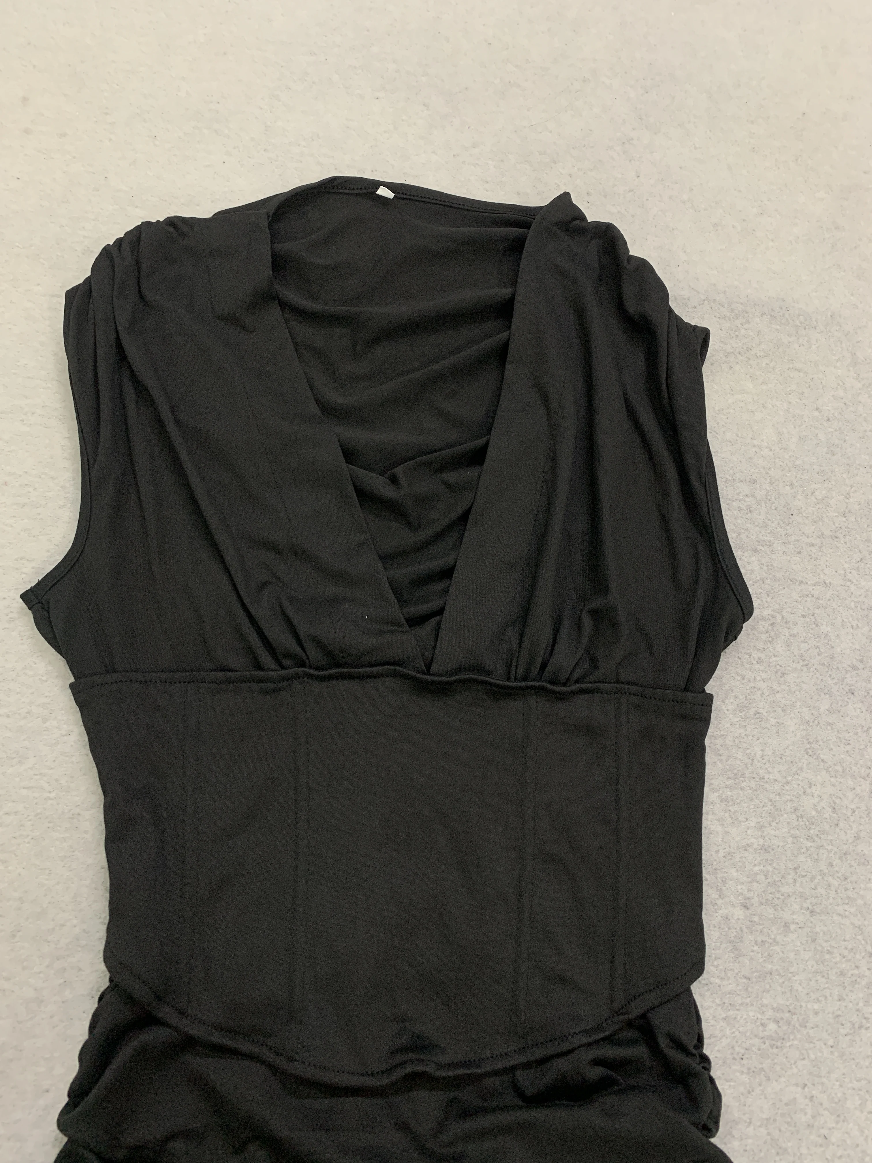 Damenkleid mit tiefem V-Ausschnitt, enganliegendem Schnitt, Taillierung und Rüschen, elegantes Mini-Kleid für Nachtclubs und Partys, kurzer Rock für Frauen. – Detail 10