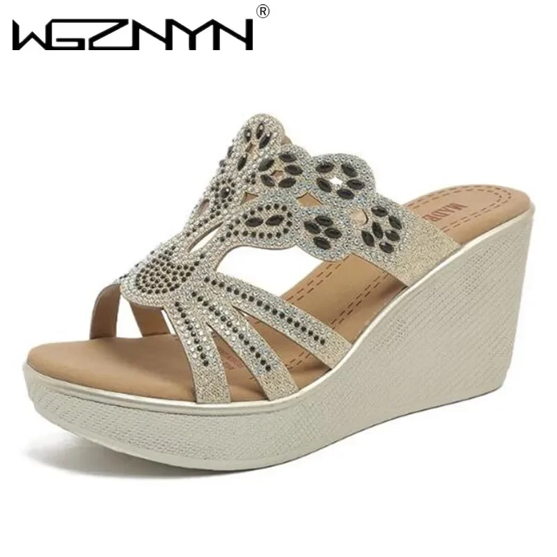 

Новинка лета 202, женские тапочки, украшенные кристаллами, уличные шлепанцы на платформе с круглым носком, повседневные пляжные сандалии на танкетке, женские сандалии