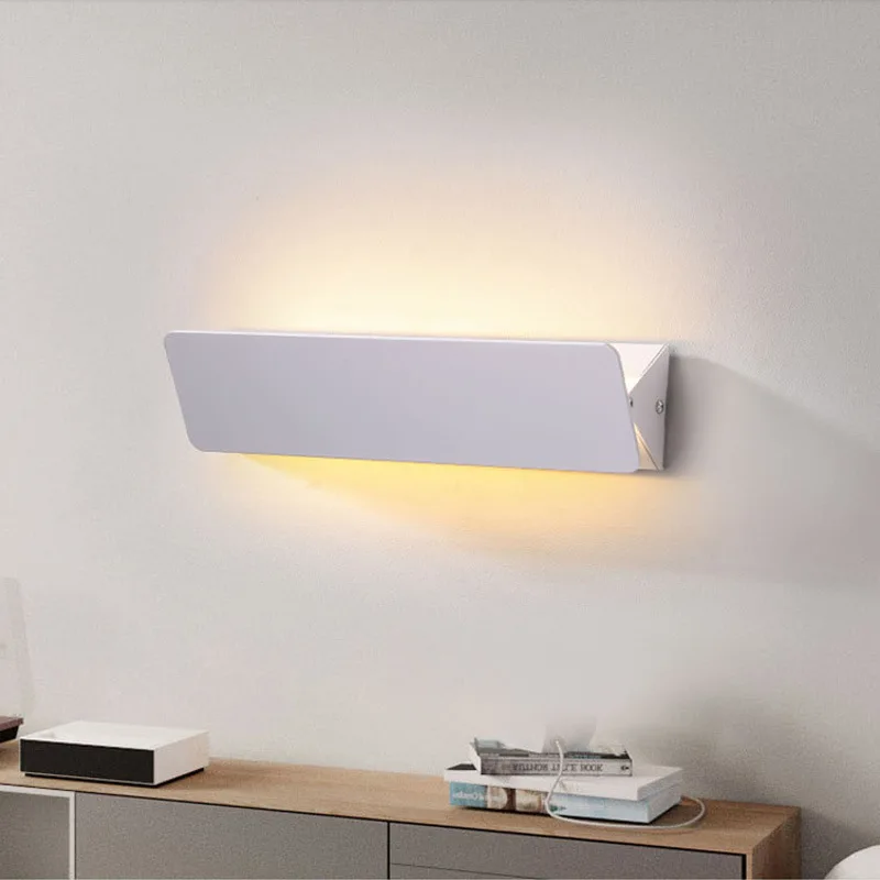 Lampada da parete moderna semplice a LED lampada da comodino creativa per camera da letto con corridoio decorativo per scale di ingegneria dell\'hotel