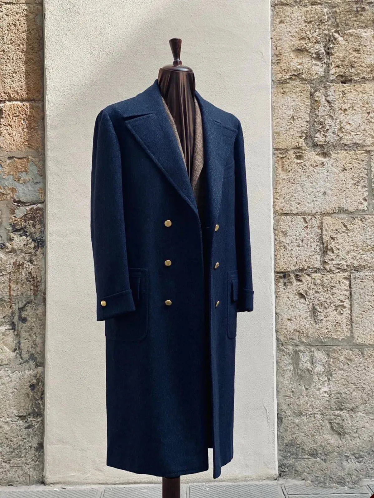 Cappotto da uomo blu navy in lana spessa con risvolto con visiera a maniche lunghe da sposo, giacca da sfilata di moda per feste di compleanno