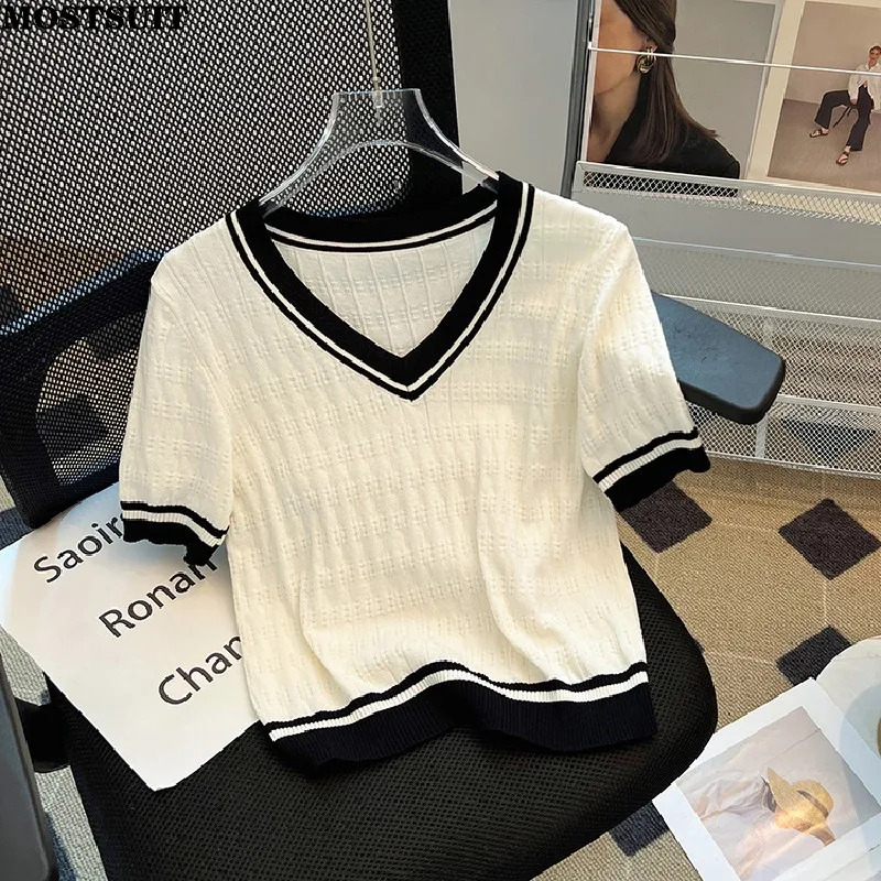 

Женский трикотажный свитер с V-образным вырезом и коротким рукавом