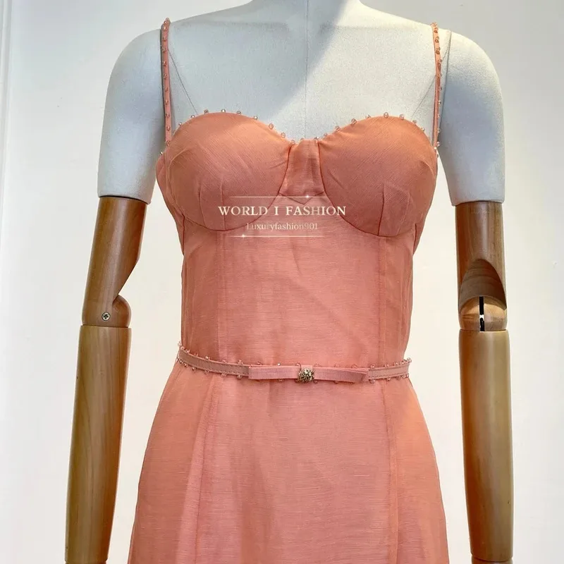 Autunno nuove donne in stile casual che indossano un abito longuette a sirena senza maniche con perline rosa 2025