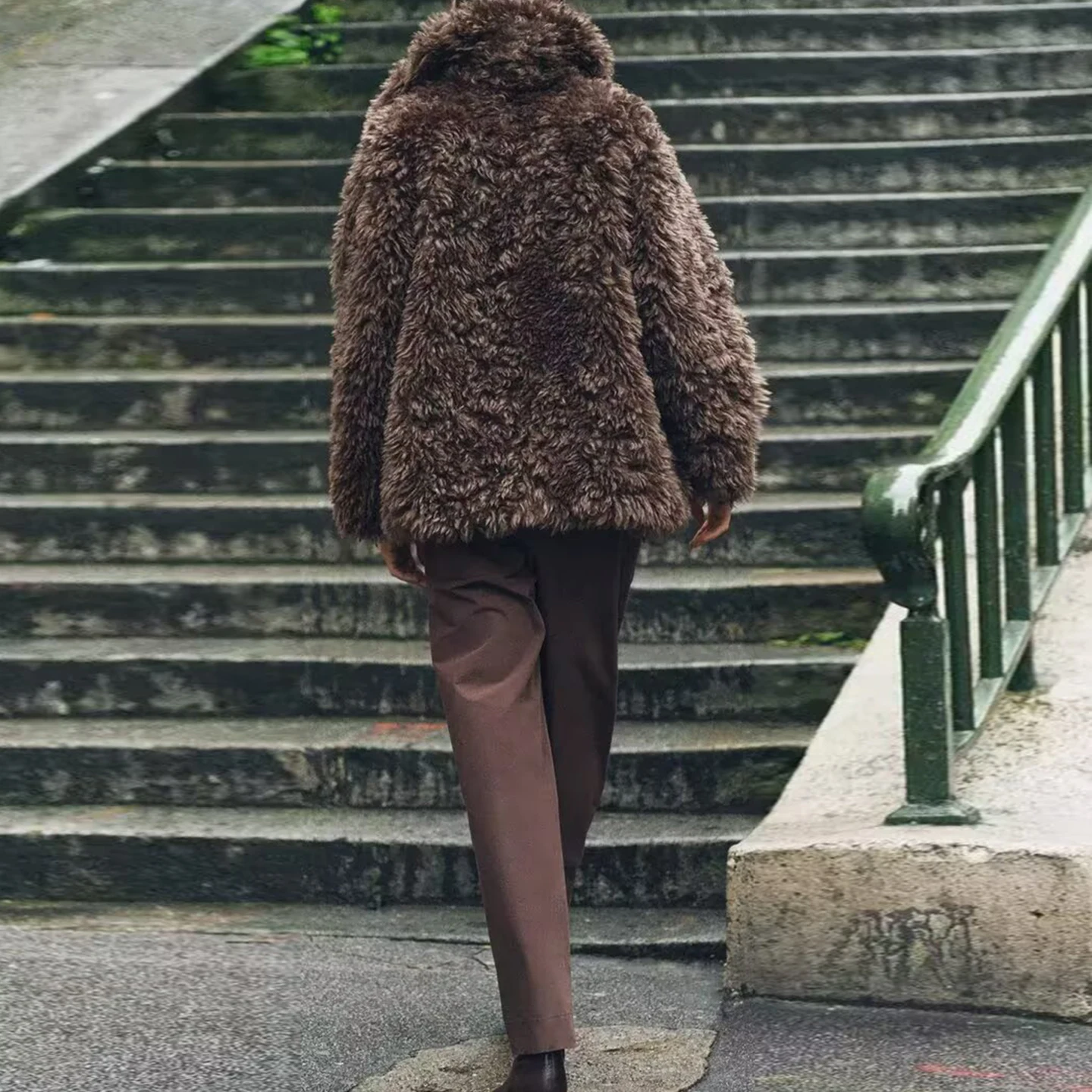 معطف قصير من زاداتا بتأثير فرو صناعي عصري، جاكيت نسائي بتصميم شبابي، مقاس قياسي، خريف 2025، صنع في الصين