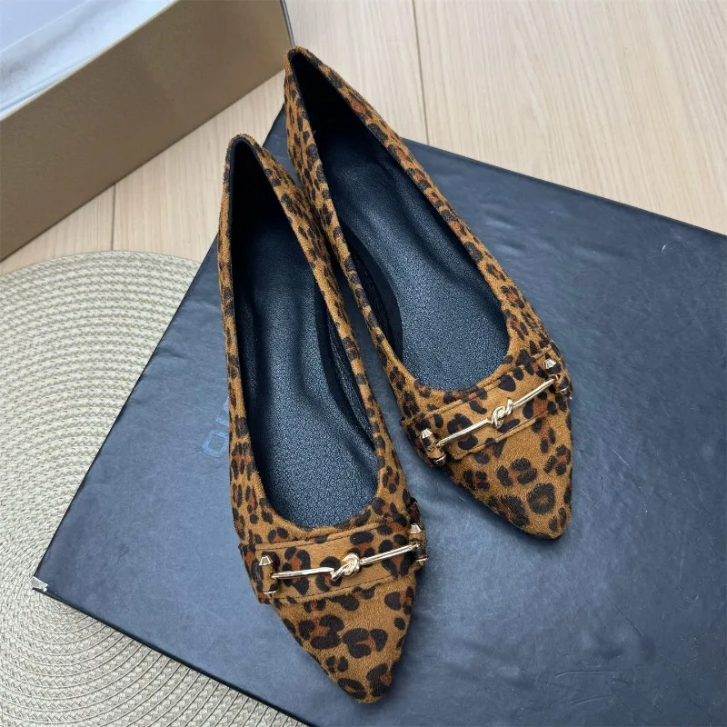 

Весенние женские туфли 2026 в стиле французского ретро с леопардовым принтом, остроносые, на плоской подошве, с металлической пряжкой, модель Мэри Джейн, для повседневной носки, подходят ко всему.