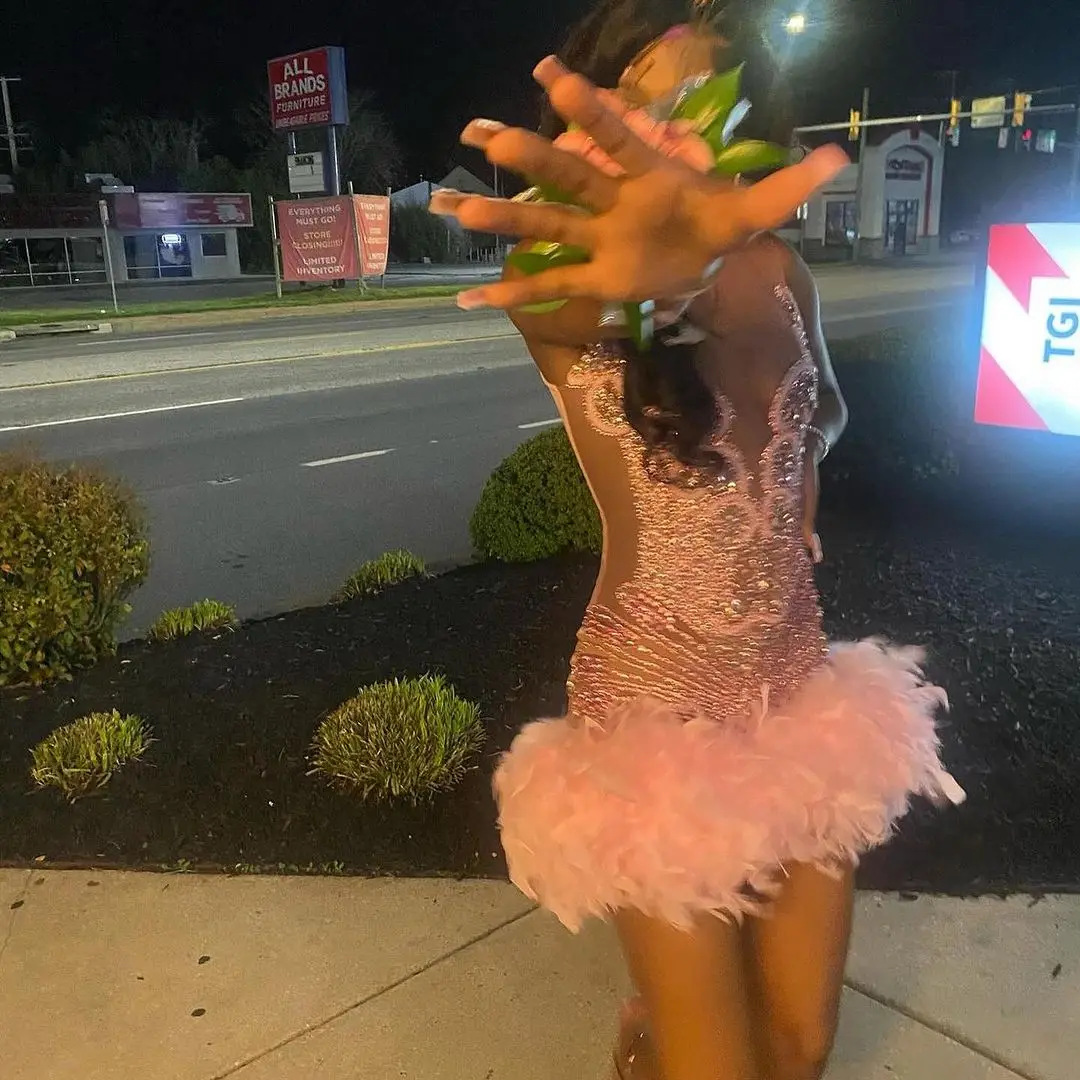 Pink Short Prom Dress For Black Girls 2024 Beaded Crystal Birthday Party Gowns Feathers Mini Cocktail Robe Aso Ebi Homecoming