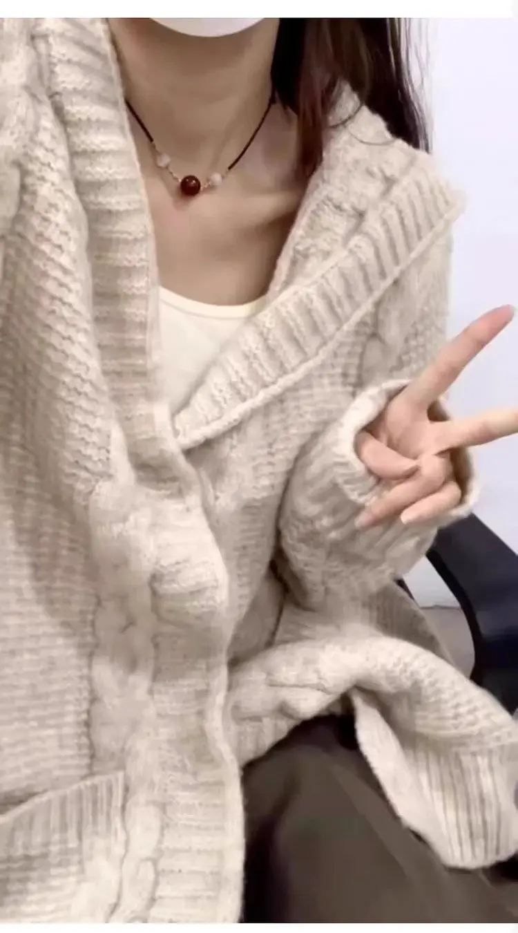 

Удлиненный женский зимний кардиган с капюшоном, пайетками, меховой отделкой, воротником-стойкой, из плотного комфортного материала, с длинными рукавами, блестящий